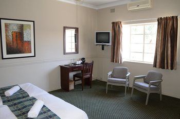 Elephant Springs Hotel 3*