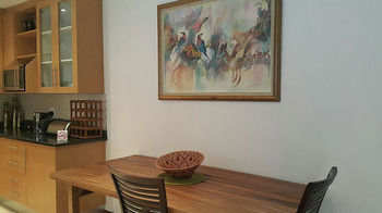 Six Valk Avenue Guest House 3*