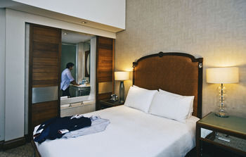 Pivot Hotel Montecasino 4*