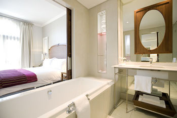 Pivot Hotel Montecasino 4*