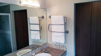 Dilisca Guesthouse 4*