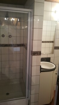 Foundry Guest Lodge 0*