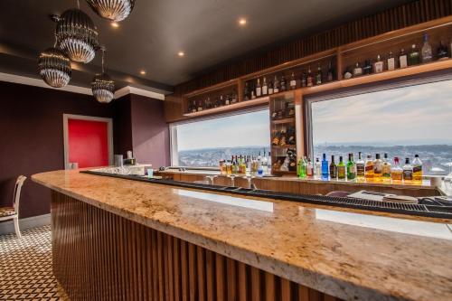 Emakhosini Hotel on East 3*