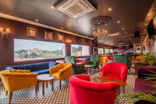 Emakhosini Hotel on East 3*