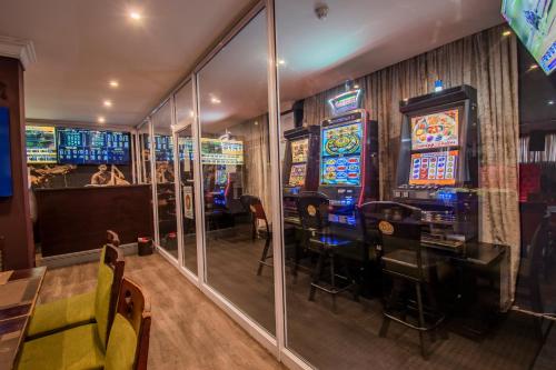Emakhosini Hotel on East 3*