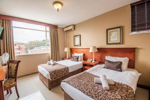 Emakhosini Hotel on East 3*