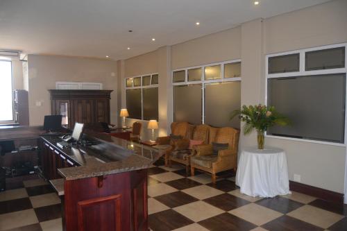 Emakhosini Hotel on East 3*