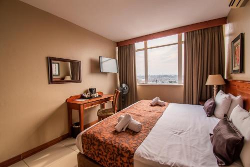 Emakhosini Hotel on East 3*