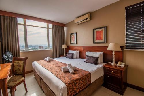 Emakhosini Hotel on East 3*