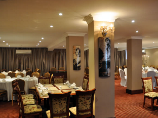 Emakhosini Hotel on East 3*
