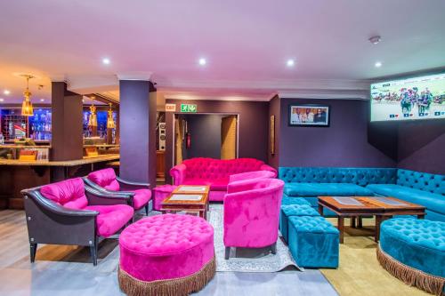 Emakhosini Hotel on East 3*