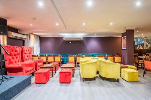 Emakhosini Hotel on East 3*