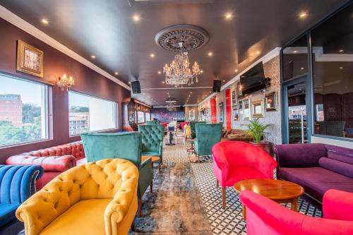 Emakhosini Hotel on East 3*