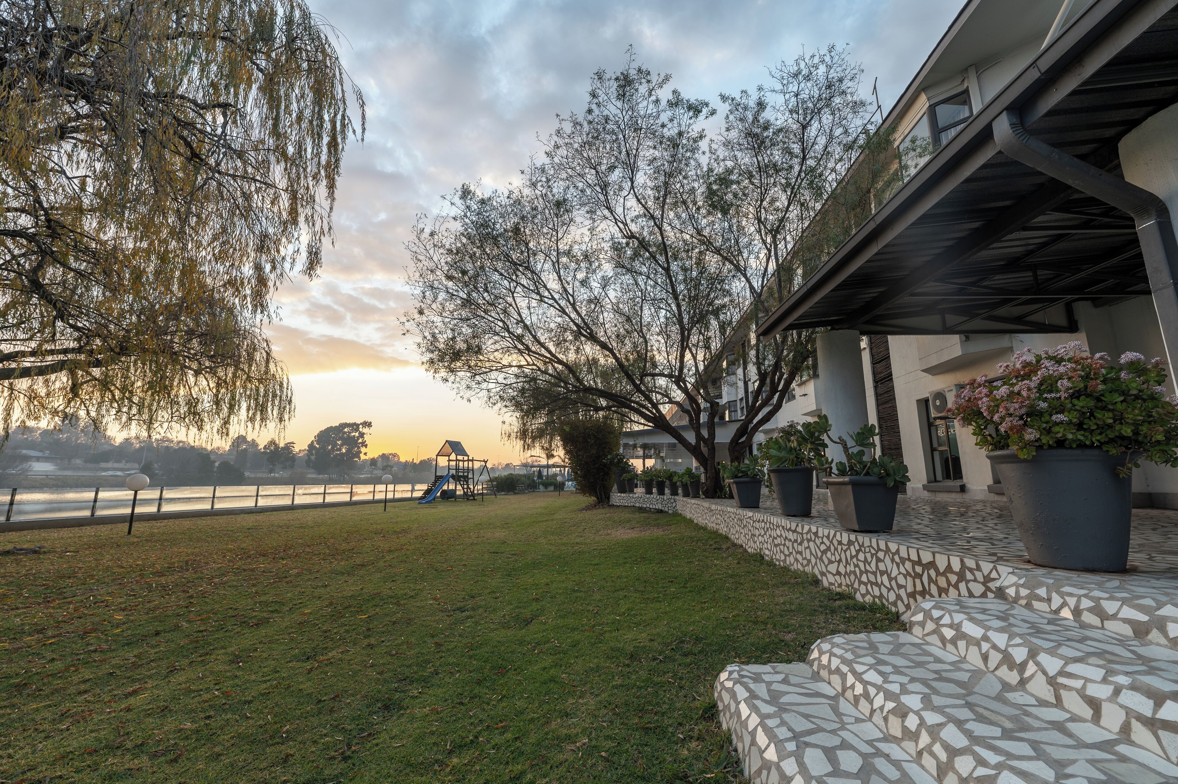 ANEW Hotel & Convention Centre OR Tambo 4*