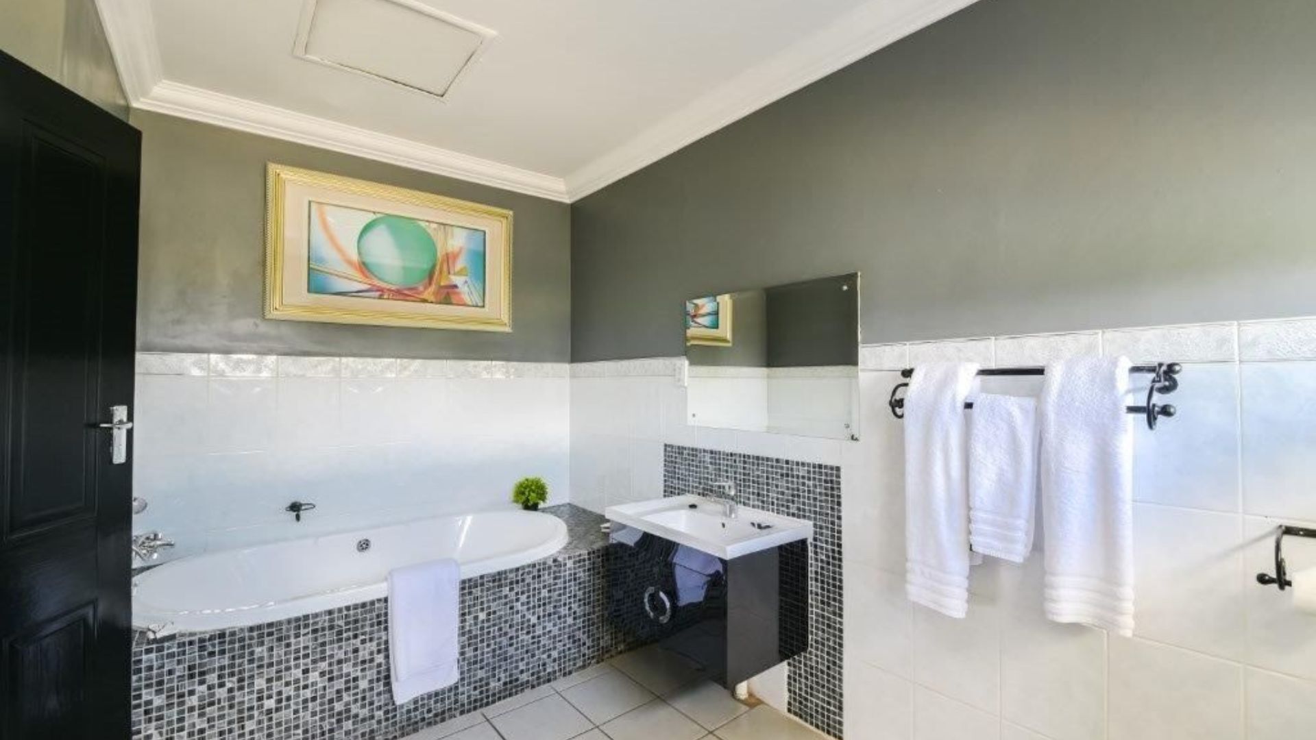 ANEW Hotel & Convention Centre OR Tambo 4*
