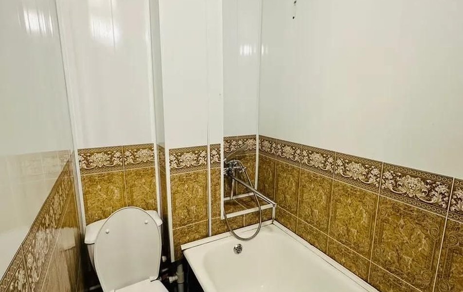 На Адоратского 15 3*