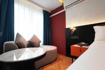 L-Seven Hotel 3*