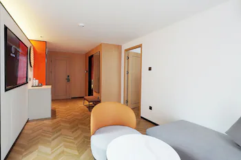 L-Seven Hotel 3*