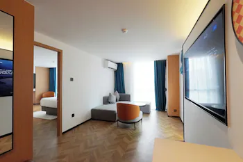 L-Seven Hotel 3*