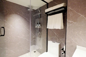 L-Seven Hotel 3*