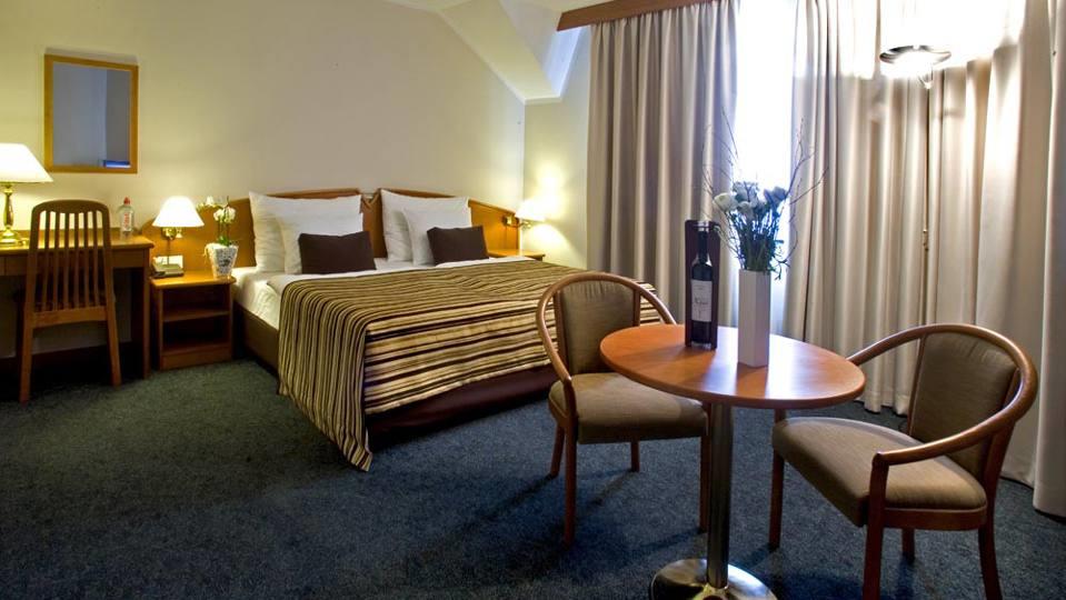 Республики 170. Отель Альта Плаза в Праге. Wellness Hotel Step Прага. Cheap Hotel Room. Показать комнаты гостиниц в Праге.