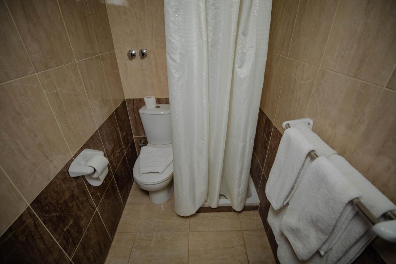 Трахнул жену друга в туалете: 3000 русских порно видео