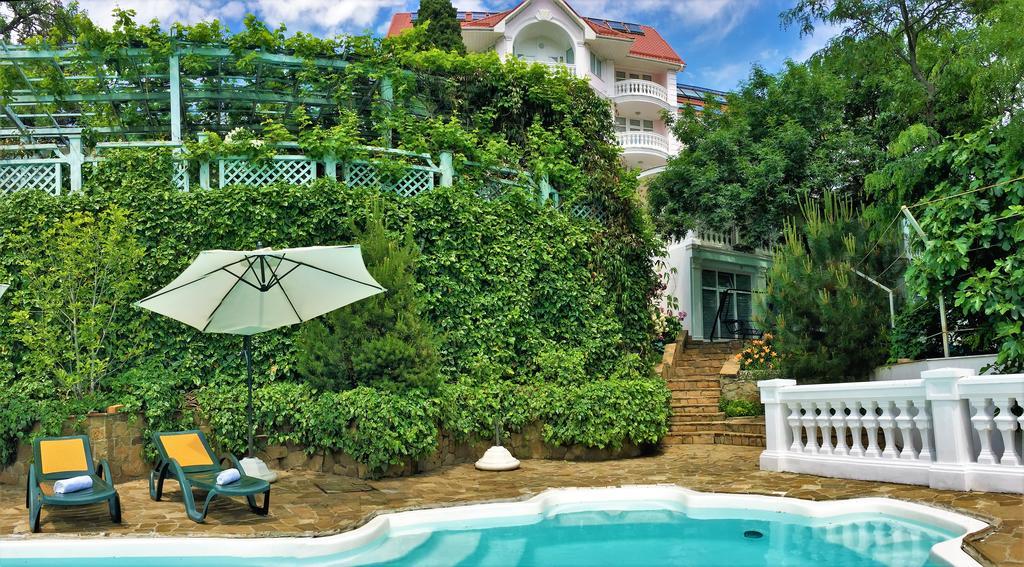 Villa Bonne Maison with Garden 3*