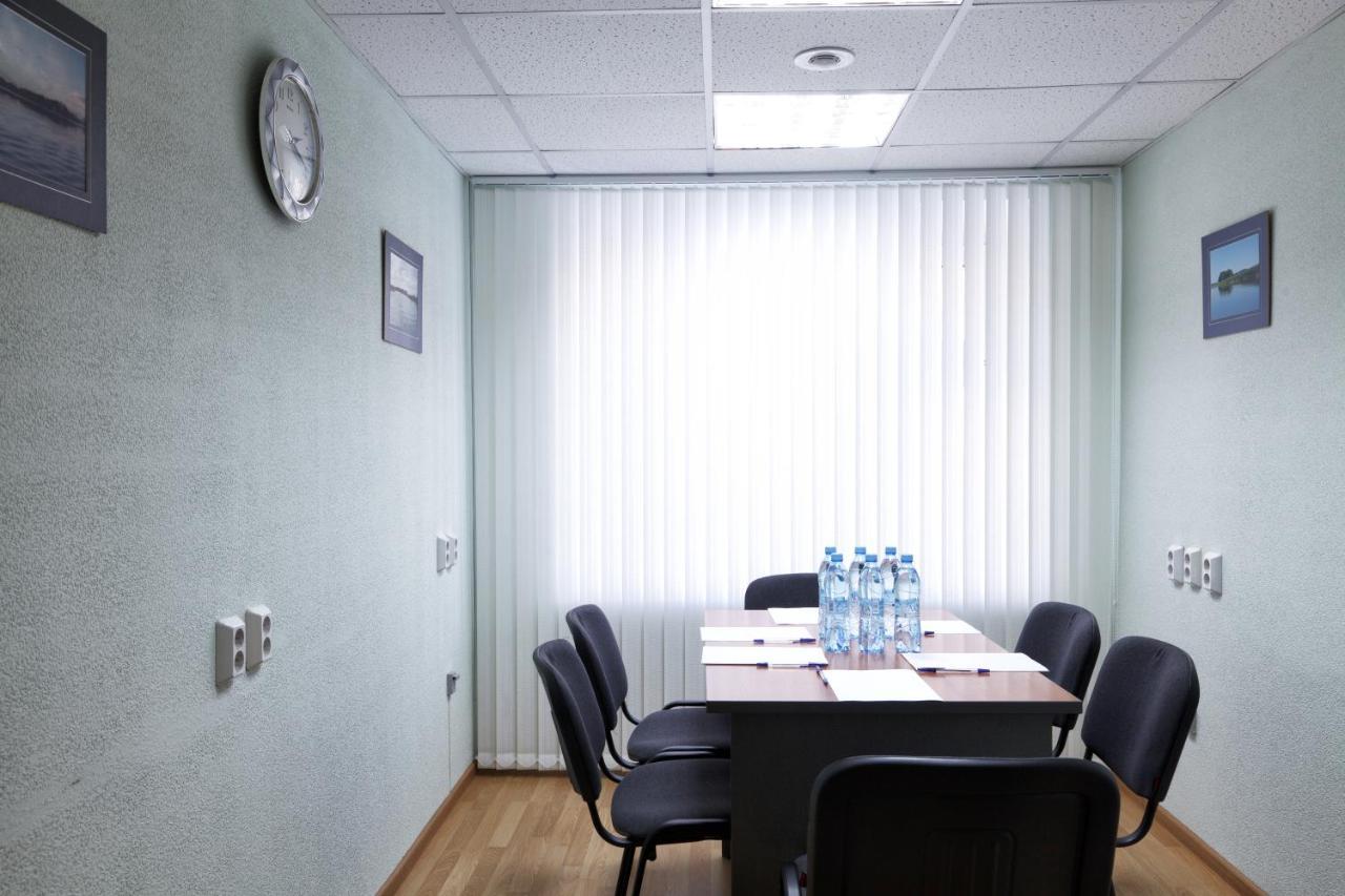 Казань возьмем в аренду. Маленькая переговорная комната. Маленькие переговорные кабинеты. Офис 15 кв м. Офис 12 метров.