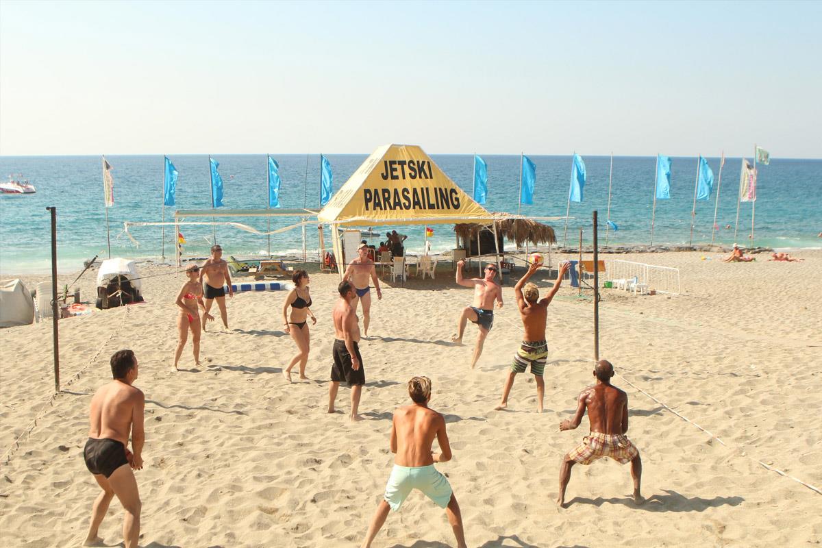 Голый пляжный волейбол собирает толпу зрителей 