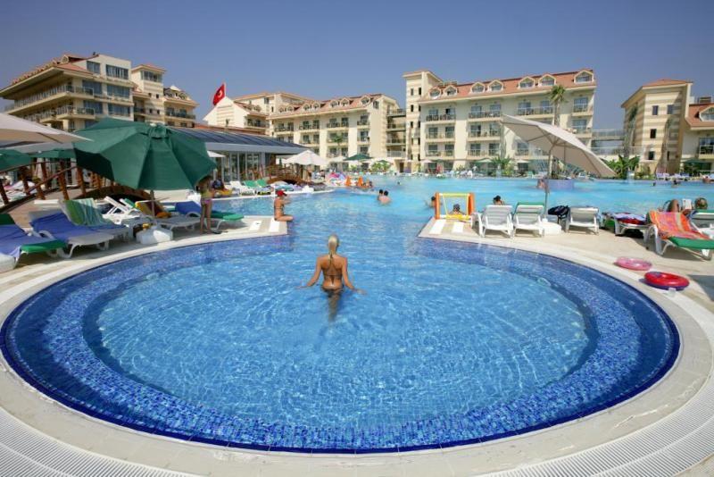 Девушки с голой грудью купаются в общем бассейне гостиницы топлес фото