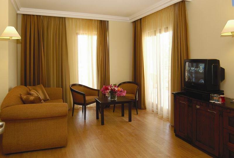 Istanbul Palace Hotel 4*