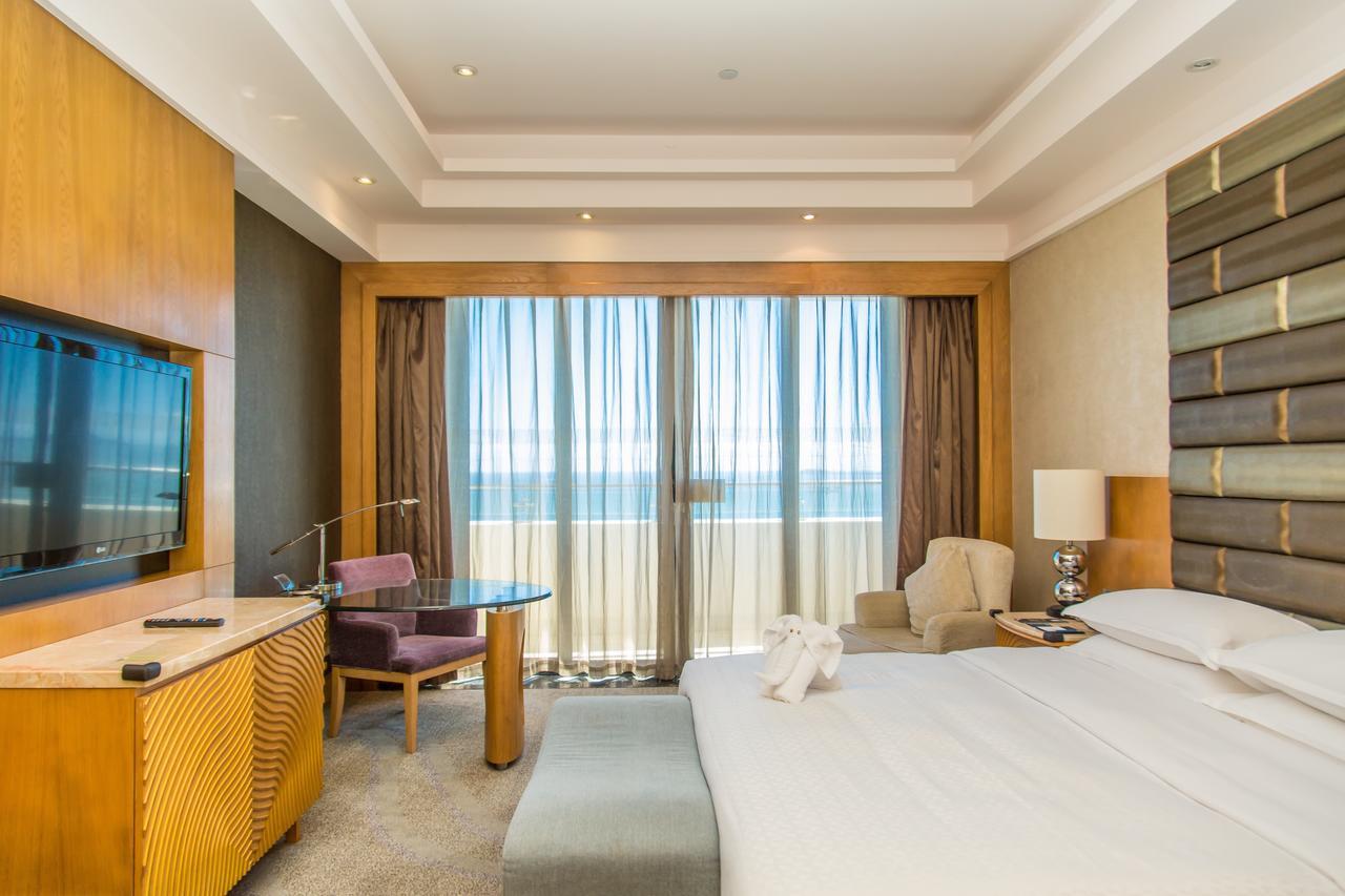 Sanya hotel 4. Отель на Хайнане four points by Sheraton. Санья Китай отель 4 звездочный. Отель Шератон в Китае на острове Хайнань номера. Хайнань квартиры.