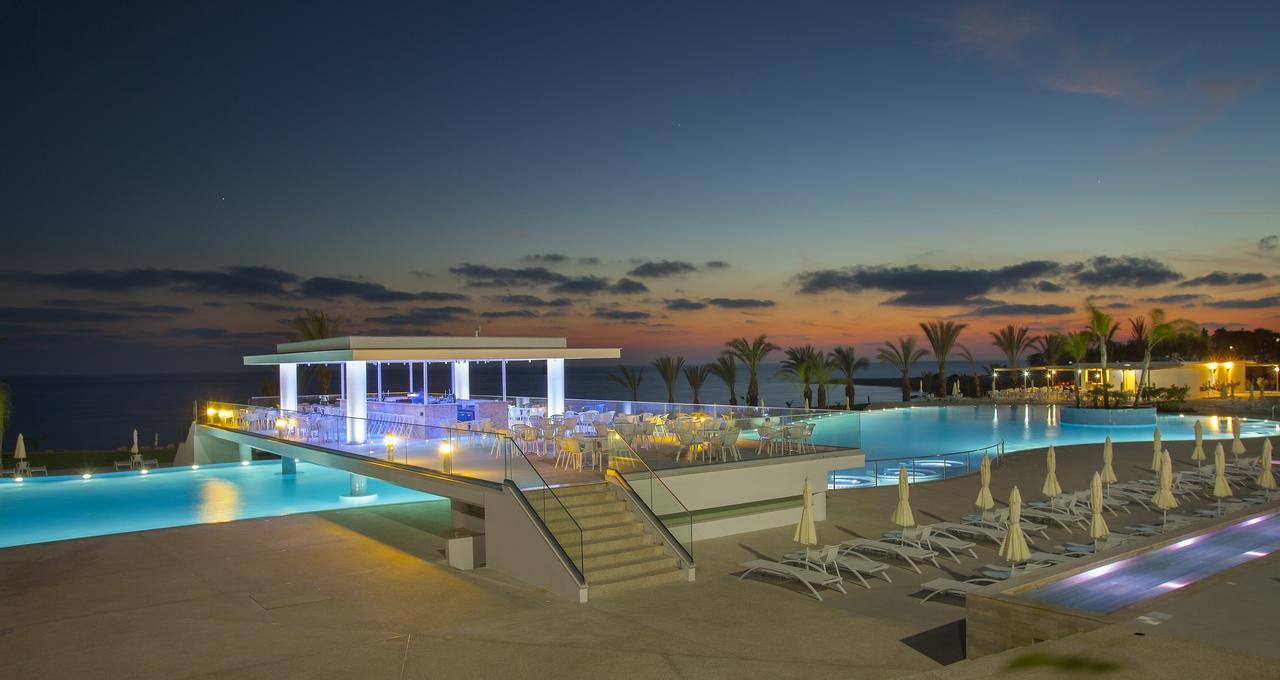 FUN&SUN King Evelthon Beach Hotel & Resort