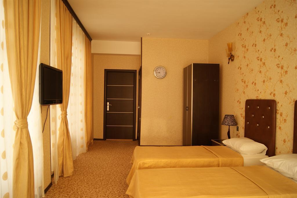 Avand Hotel 3*