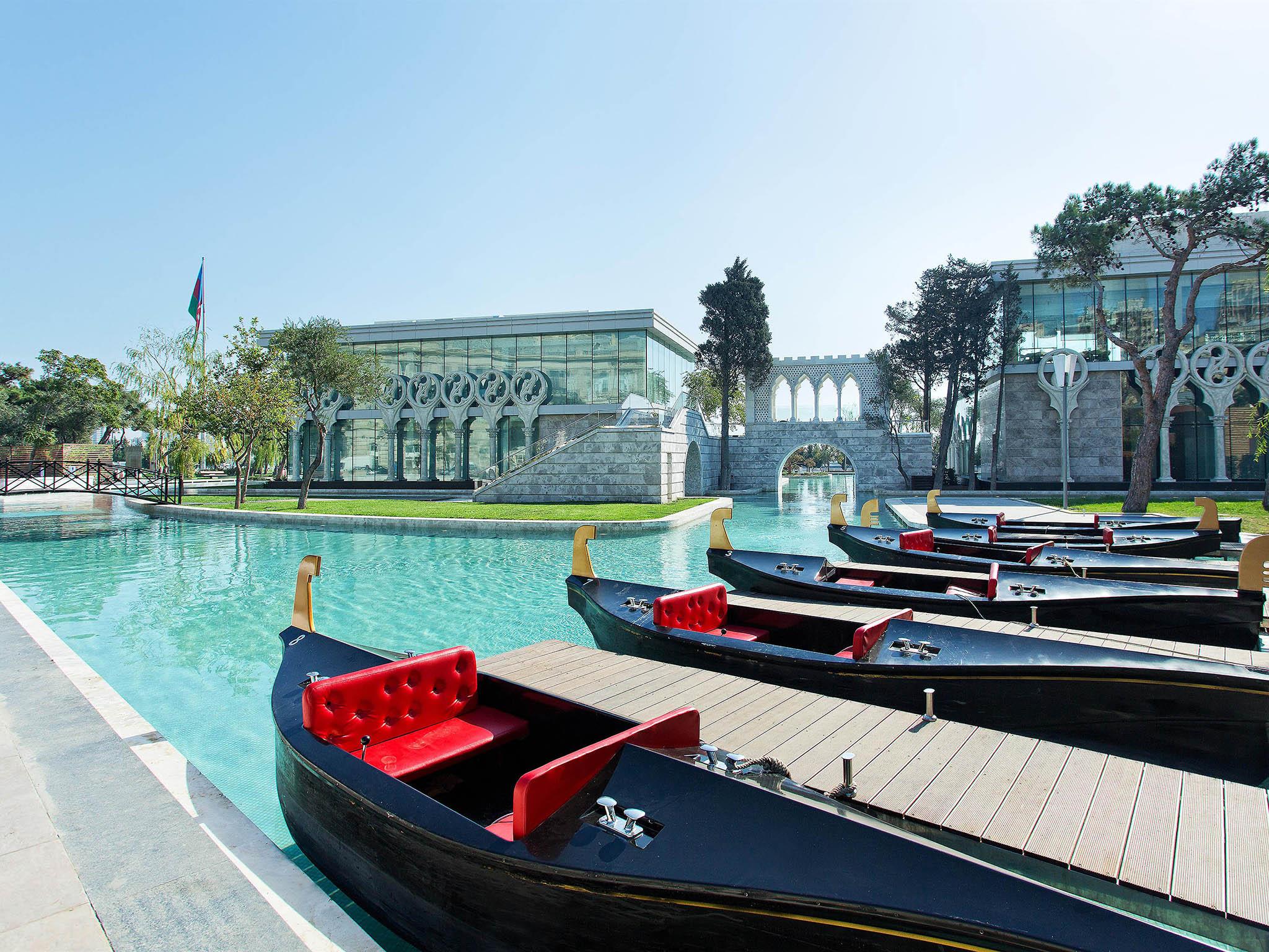 Сесть в баку. Малая Венеция Баку. Отель Fairmont Баку. Парк маленькая Венеция в Баку. Парк Сахиль Баку.