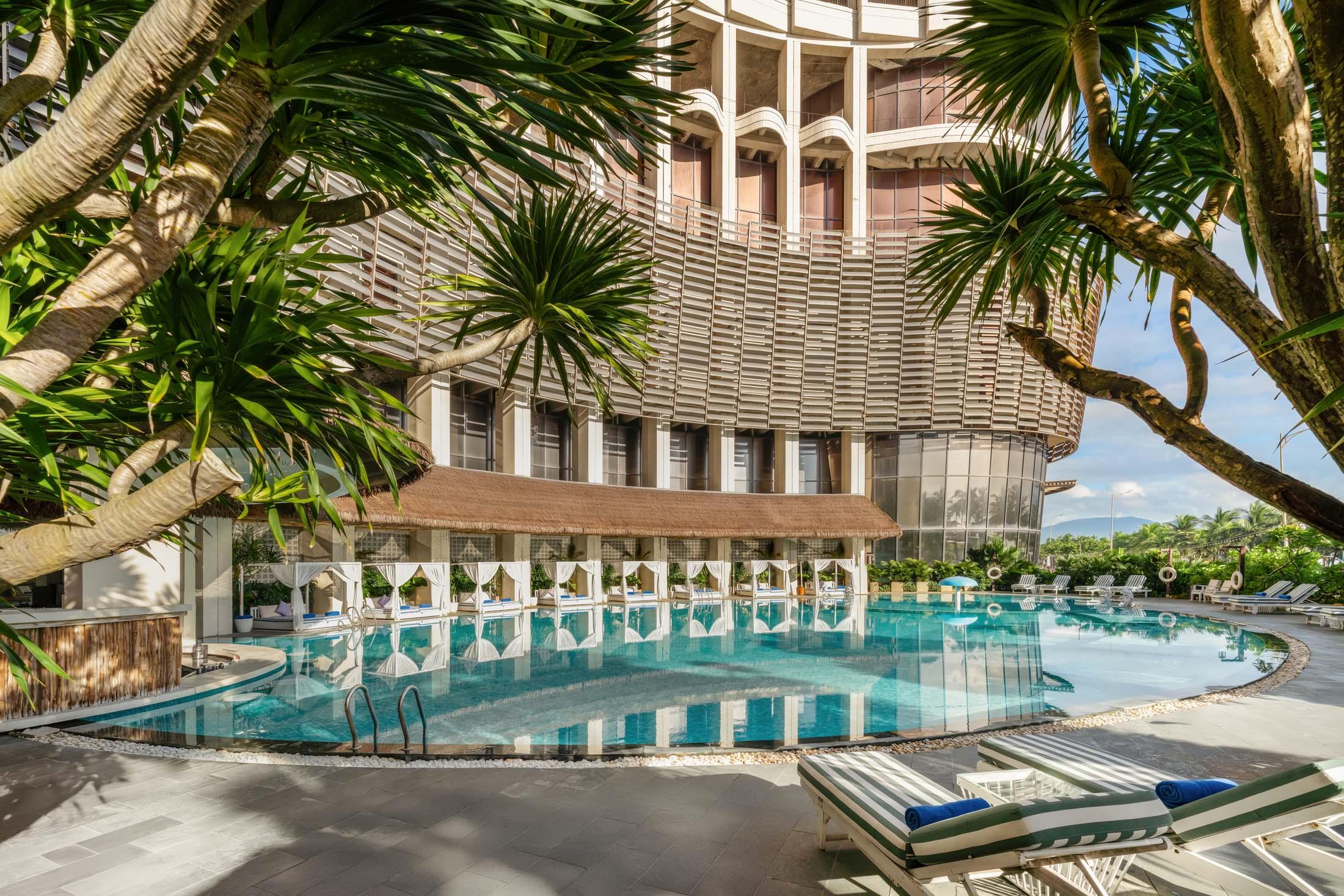 Holiday Beach Danang Hotel & Resort 4*