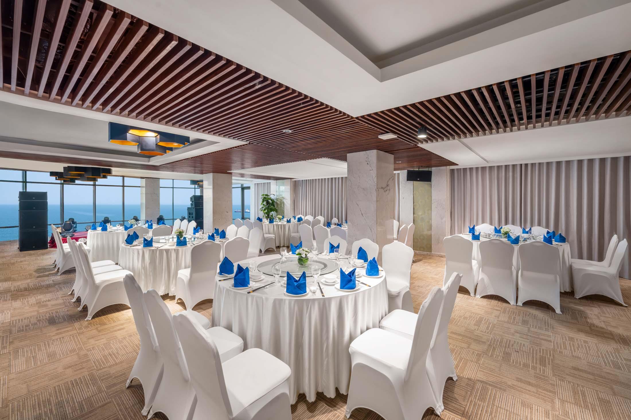 Holiday Beach Danang Hotel & Resort 4*