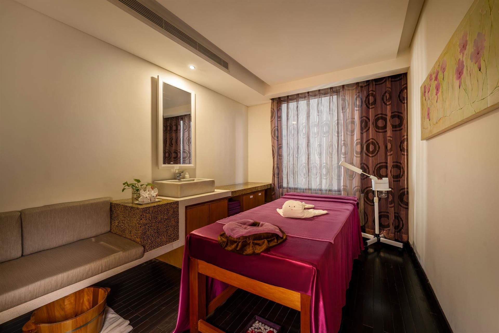Holiday Beach Danang Hotel & Resort 4*