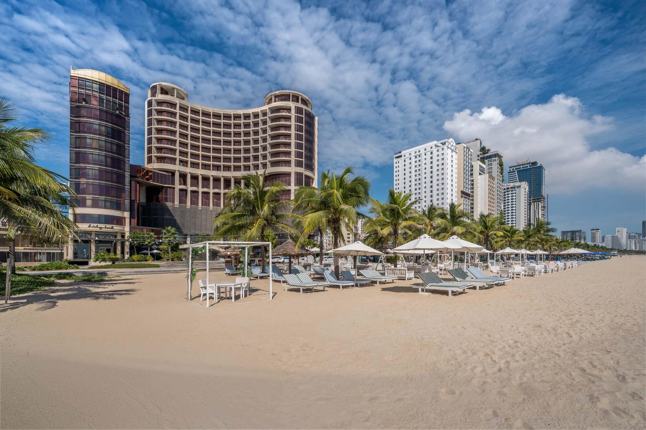 Holiday Beach Danang Hotel & Resort 4*