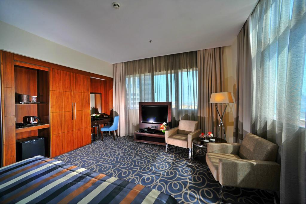 Ramada Abu Dhabi Corniche 4*