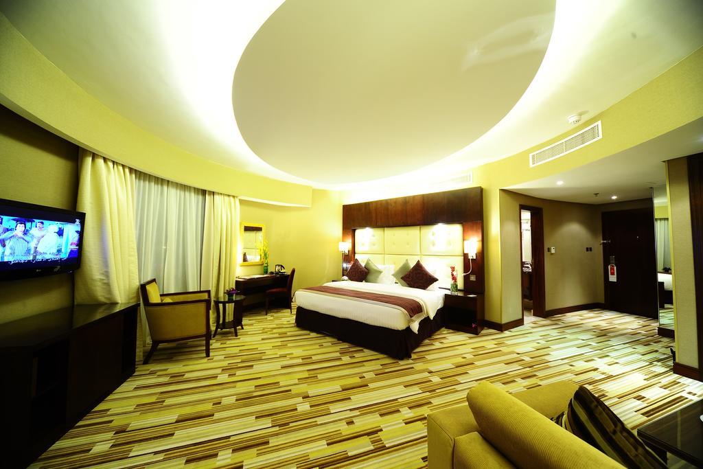 Аль хамра отель. Al Hamra Hotel Шарджа. Al Hamra Hotel Дубай. Отель Дубай al Hamra Residence 4. Отель в ОАЭ Альхамра резидент.
