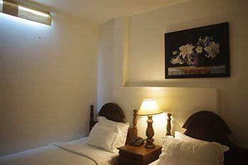 Halo Hotel 2*