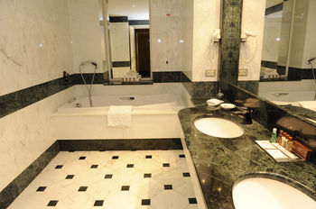 Tower Genova Airport - Hotel & Conference Center 4*