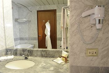Tower Genova Airport - Hotel & Conference Center 4*