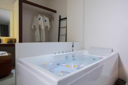 Отель Norn Talay Surin Beach Phuket в пляж Сурин - Таиланд