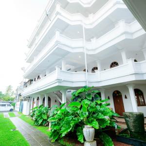 отель Royal Beach Hotel & Restaurant