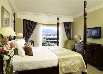 Courtleigh Hotel and Suites