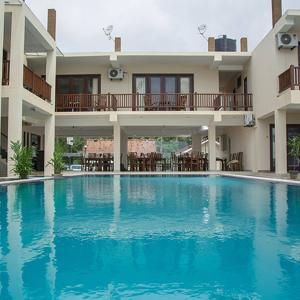 отель Sapphire Seas Beachfront Hotel