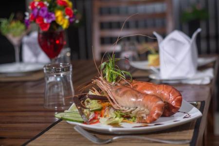 Отель Sapphire Seas Beachfront Hotel в Хиккадува - Шри-Ланка