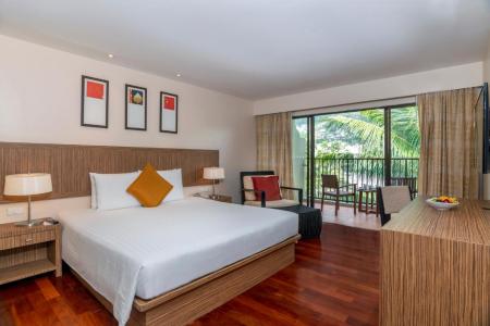 Отель Holiday Inn Resort Phuket Surin Beach, an IHG Hotel в пляж Сурин - Таиланд